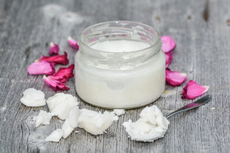9 INCREDIBLE AND MAGIC WAYS TO USE THE COCONUT OIL!